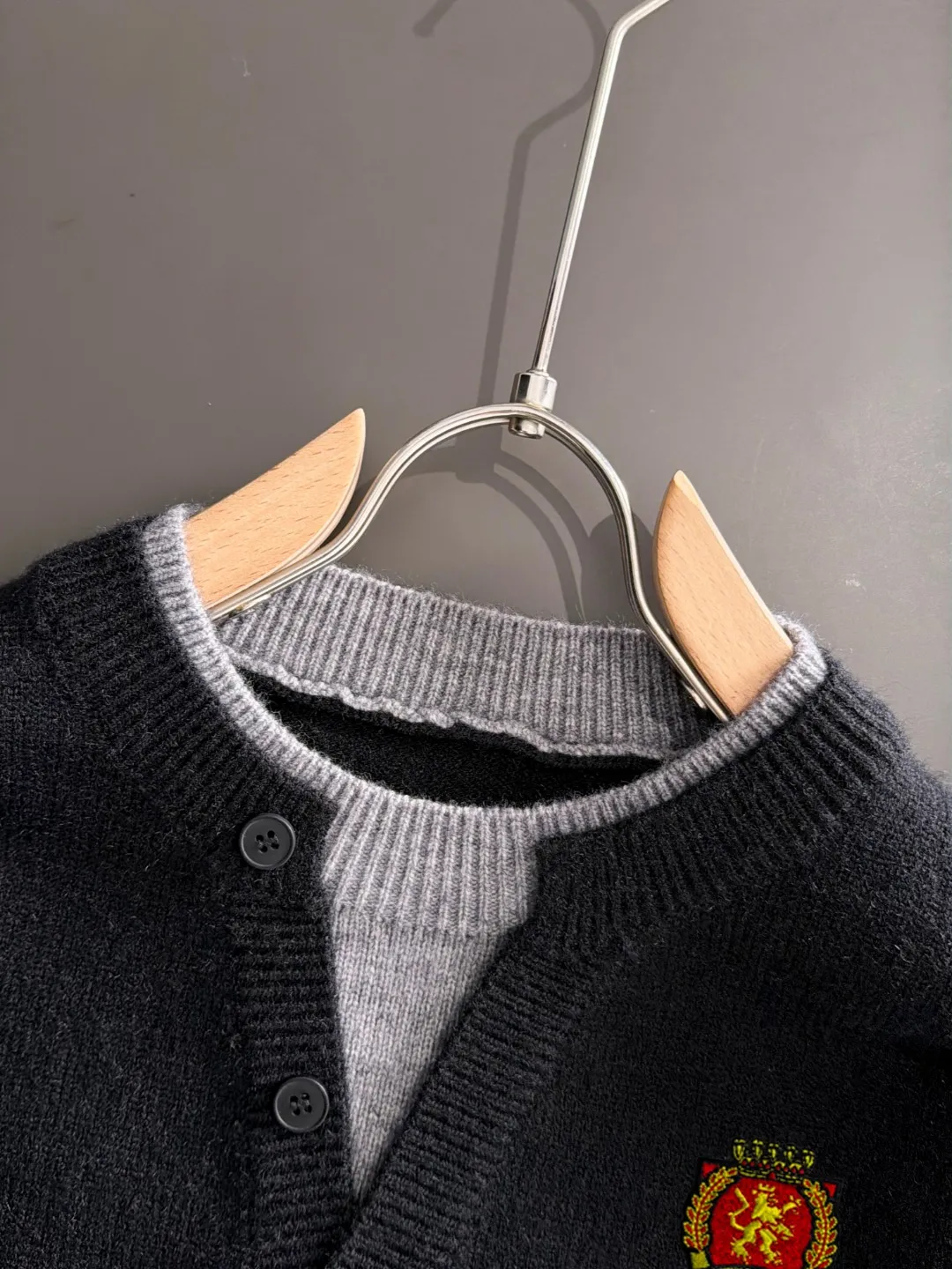 Next day shipping P195 Balenciaga high quality 2026 autumn and winter official website latest sweater, on sale at the same time at the counter Hot Sale! Specially made of wool blended fabric. It feels comfortable and can be directly in contact with the skin. The logo badge is exquisitely embroidered, which is extremely eye-catching! The details highlight the fashionable charm of big brands. Exquisite workmanship. Three-dimensional cutting style. The wearing effect is invincible and handsome! All three standards are complete! Sizes:M-3XL